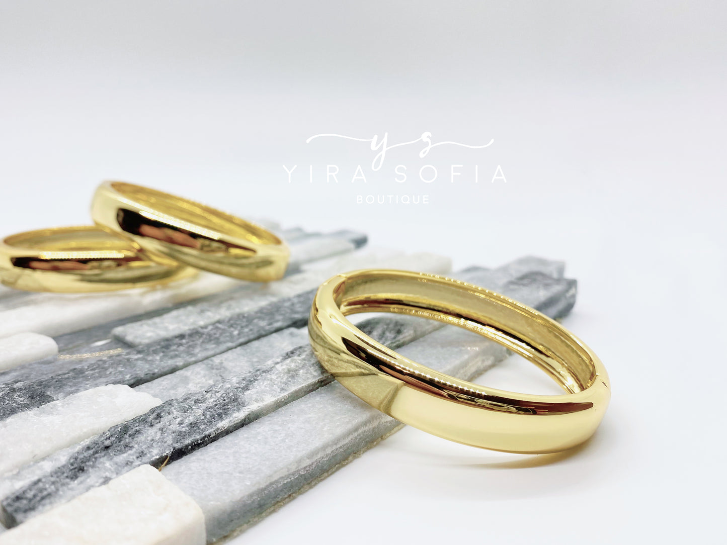 Bold bangle gold